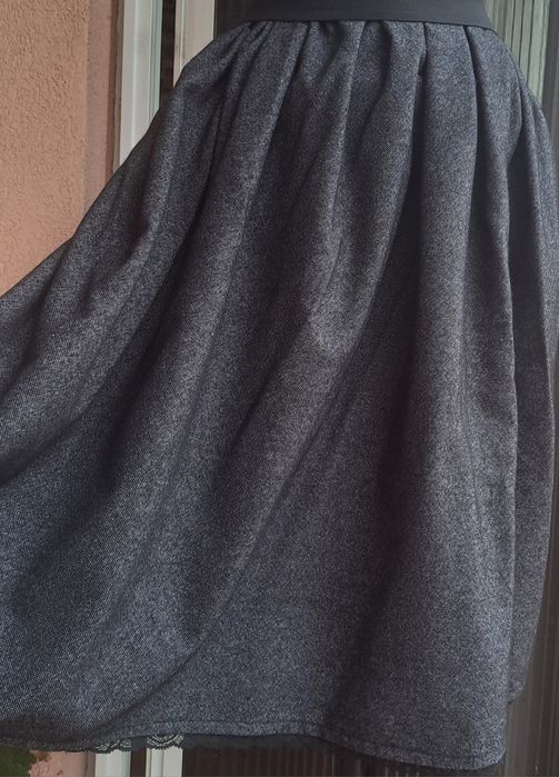 Нова,черна,вълнена пола,р-р С/М и Л/ХЛ+подарък