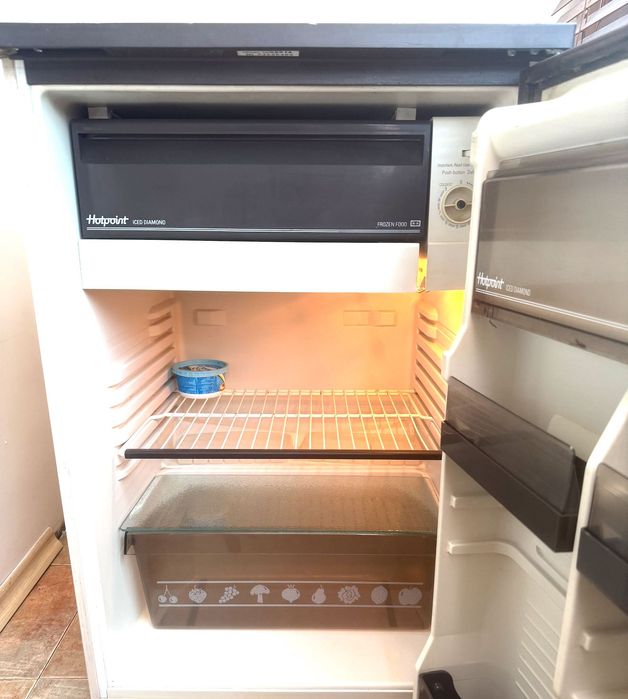 Хладилник работещ марка Hottpoint