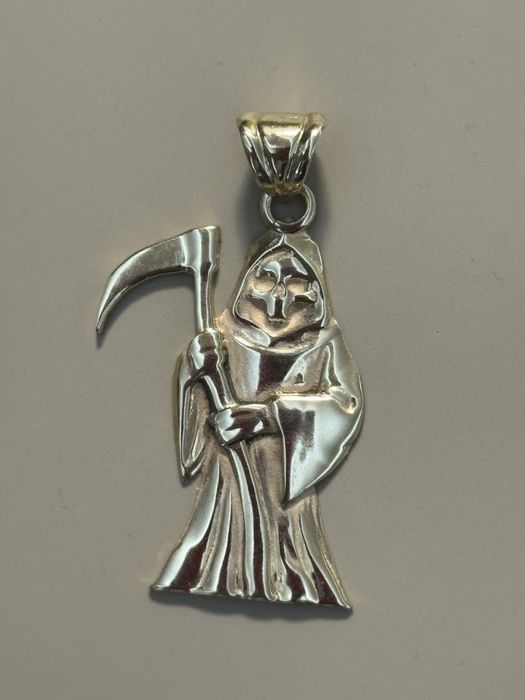 Златен медальон