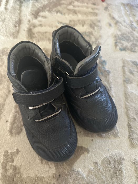 Продам детские ботинки осень весна