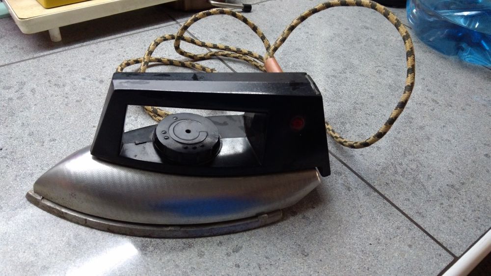 Метална работеща ютия