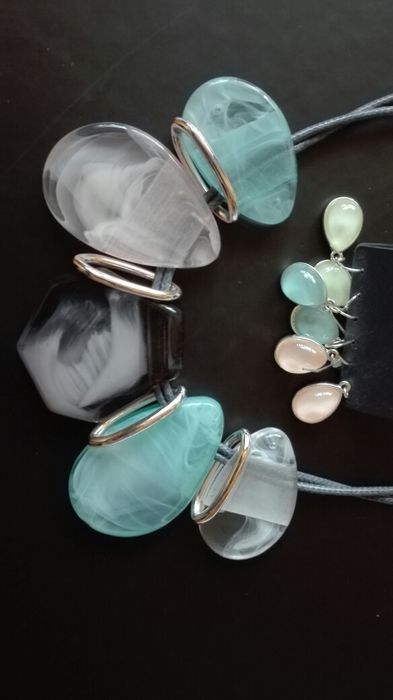 Обеци и колие