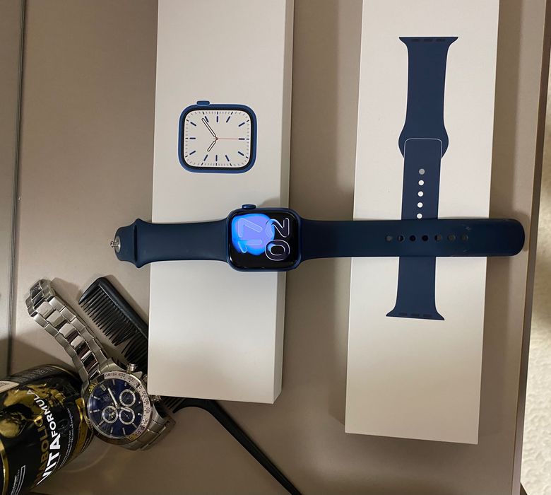 Продава се Apple Watch 7