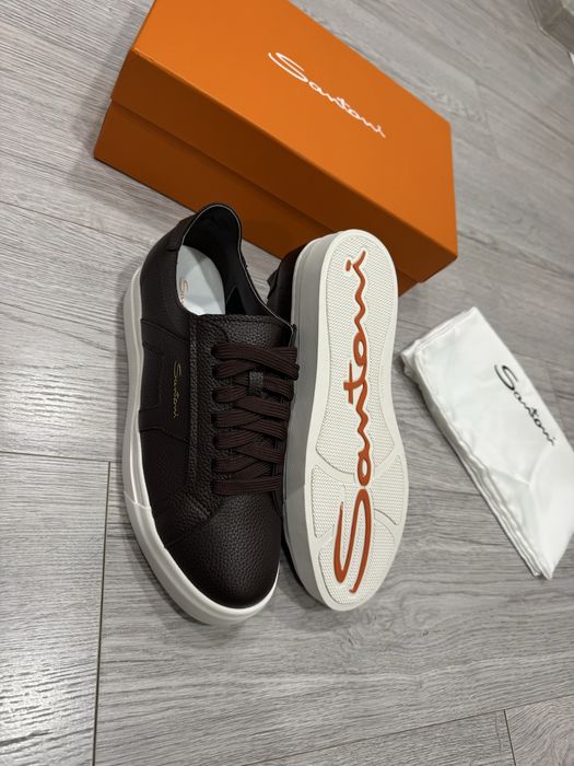 Обувки Santoni.