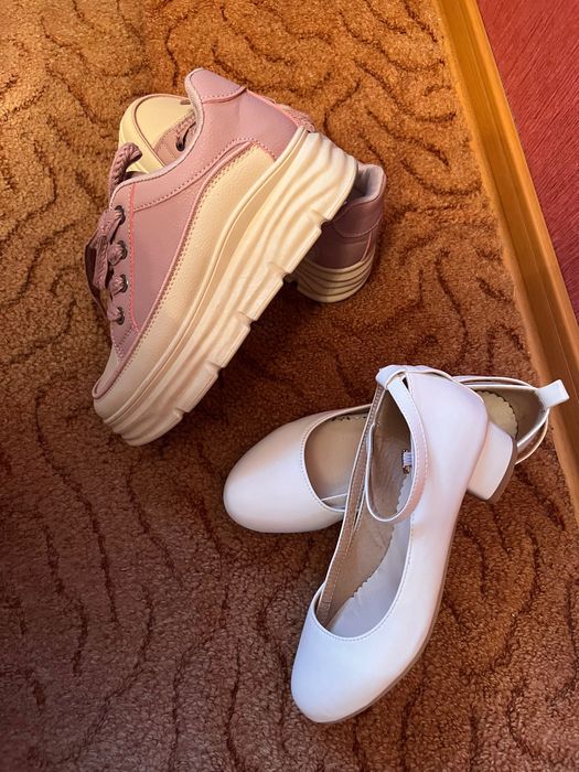 Две пары кроссовок и туфли