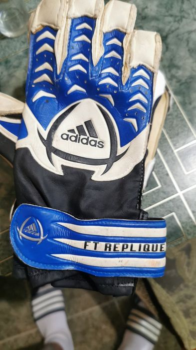 Футболни кори и ръкавици