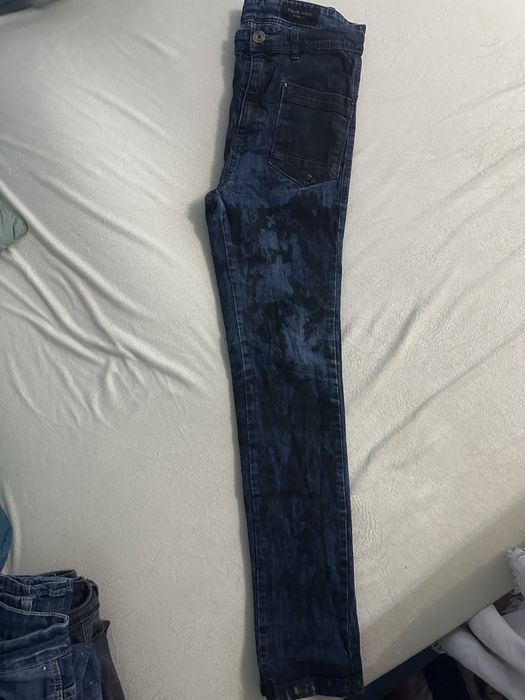 Няколко чифта дамски дънки и панталони