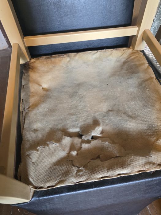 Два броя трапезни стола