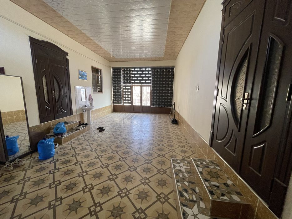 Тез ховли сотилади. 8 соток, 3 комплект уй, 10 та хона