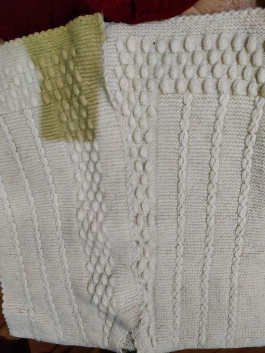 Вълнени елеци и други на една кука и два шиша