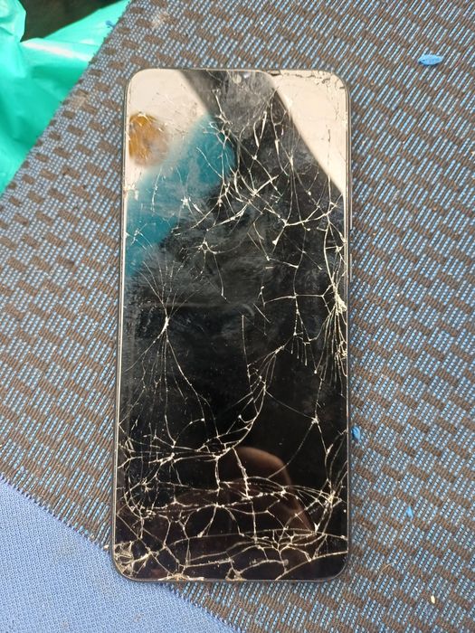 Samsung Galaxy A03S cu display spart. Nu am informatii despre telefon.
