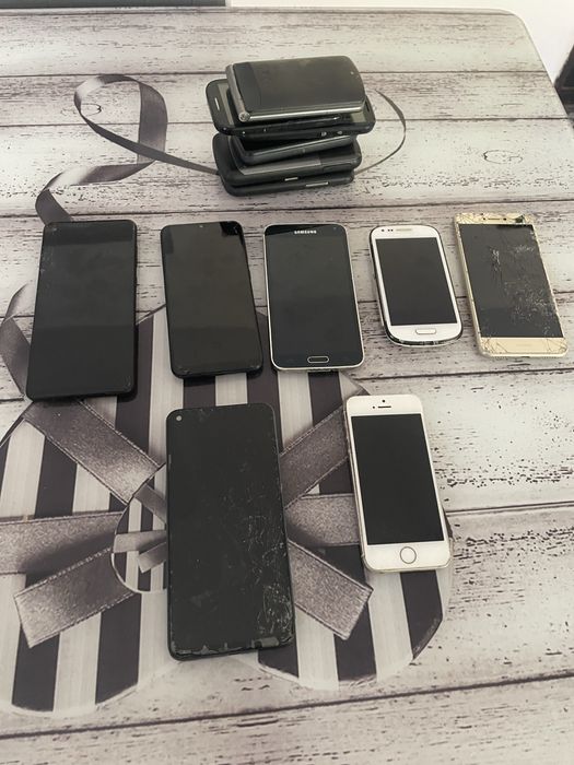 Vand lot de telefone sau la bucata