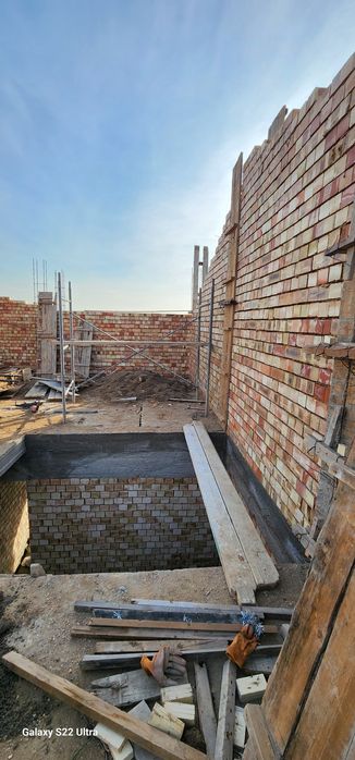 Karopka holatda yashash uchun qulay 2 sutix podval bor mansarda bor