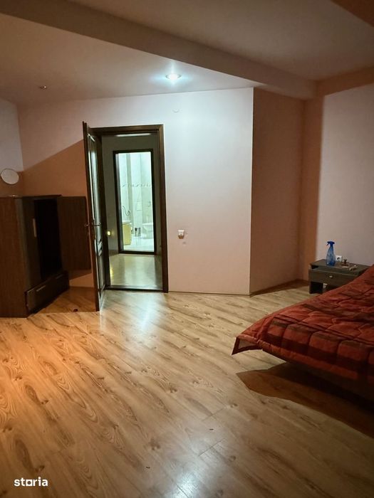 Proprietar vand locuință si teren