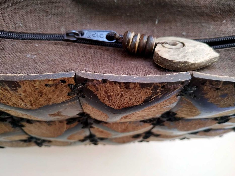 Дамска чанта направена от обработени кокосови орехи