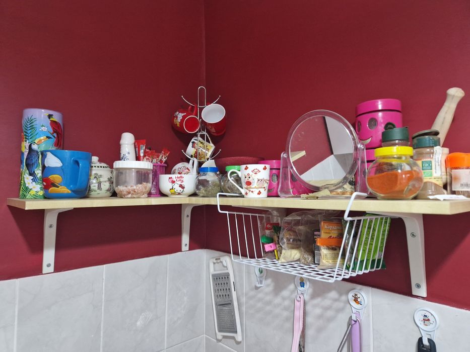 Два броя етажерки