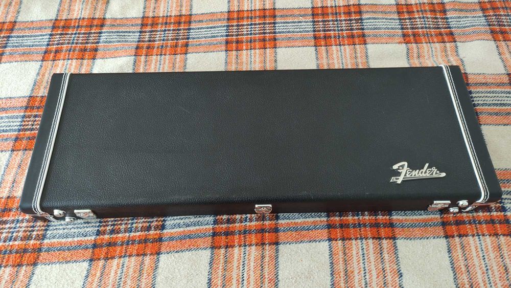 Куфар за електрическа китара Fender Classic Series Strat/Tele