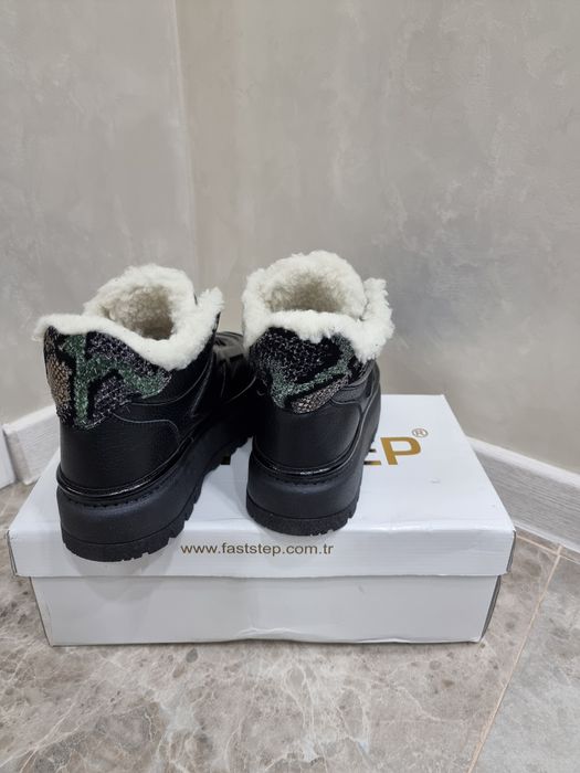 Продам женские кроссовки