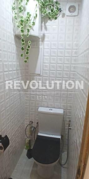 Тристаен апартамент в района на Цветен квартал!