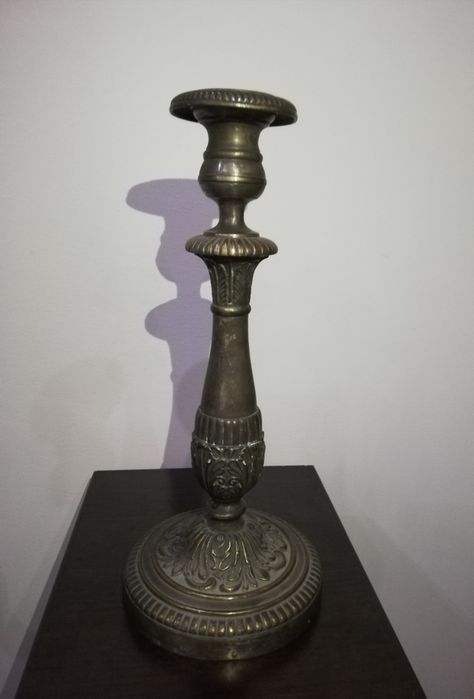 Много красив, стар свещник за една свещ.