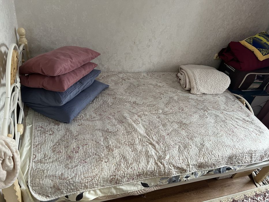 Кровать с матрасом
