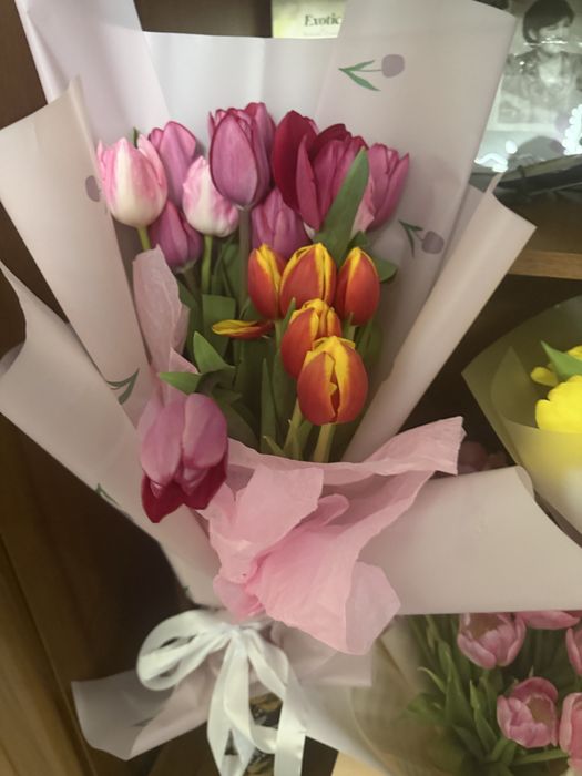 Цветы свежие. Тюльпаны, розы