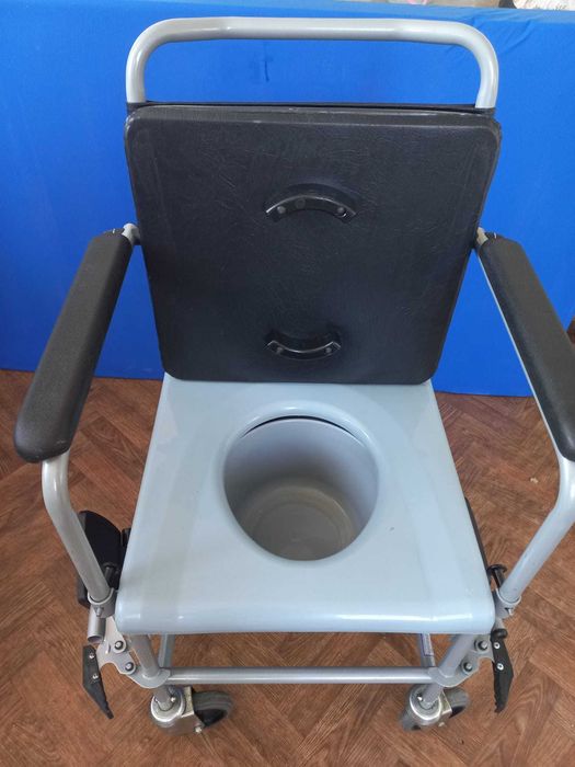 Scaun handicap cu wc (toaleta) si roti