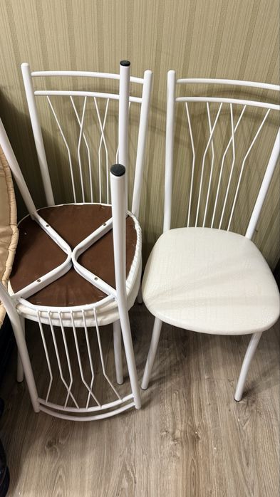 Продам 4 штуки стулья белые 18000