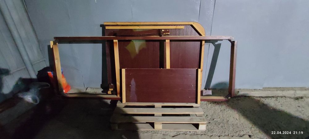 Стол деревянный для гостинной