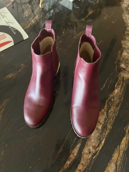 Продавам дамски боти от естествена кожа на Michael Kors като нови