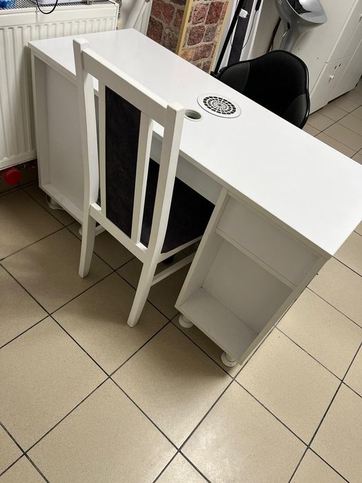 Vând masa de manichiura