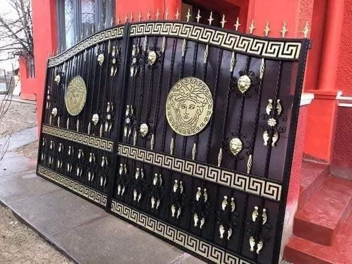 Porți, panouri de gard, balustrade din fier forjat și tablă decupată.