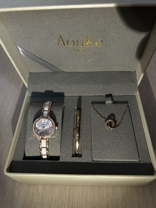 Женский часы красивый