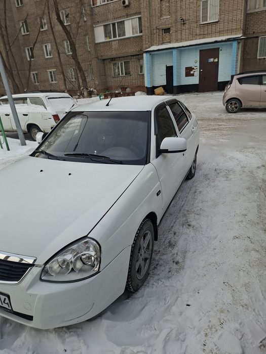 Приора белого цвета 2013 года