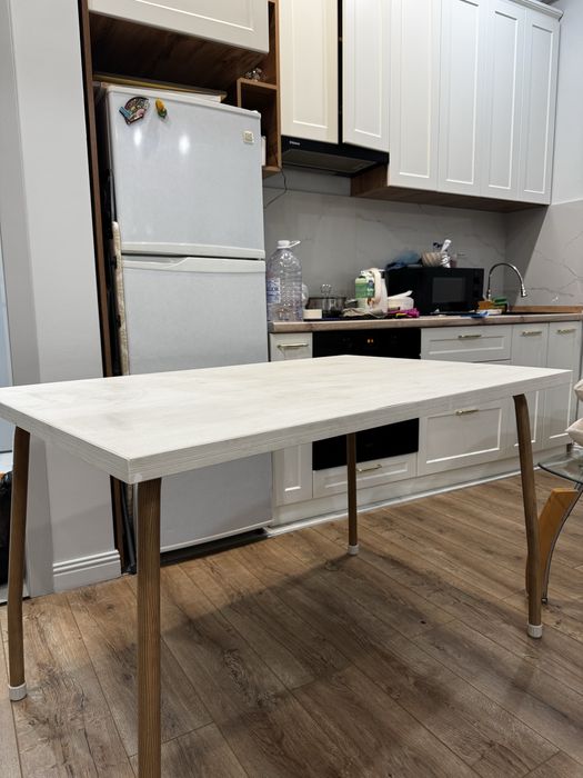 Обеденный стол для кухни