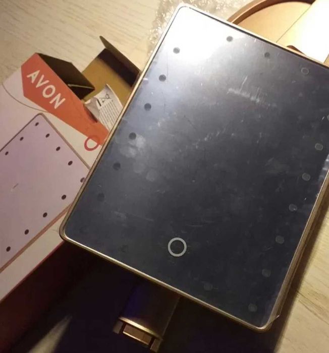 Oglindă prevăzută cu LED pentru machiaj