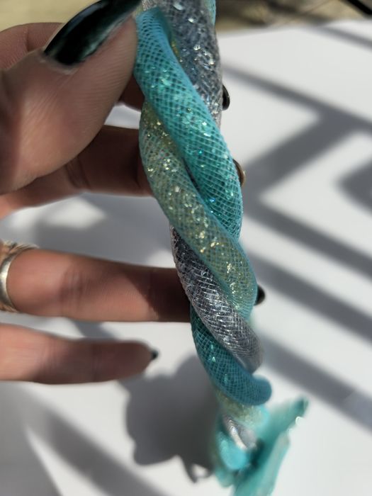 Колие с естествен цвят на орхидея в сини нюанси.