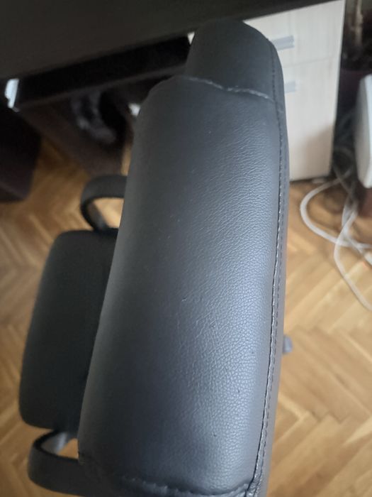 Бюро, кожен стол и сгъваема кожена табуретка