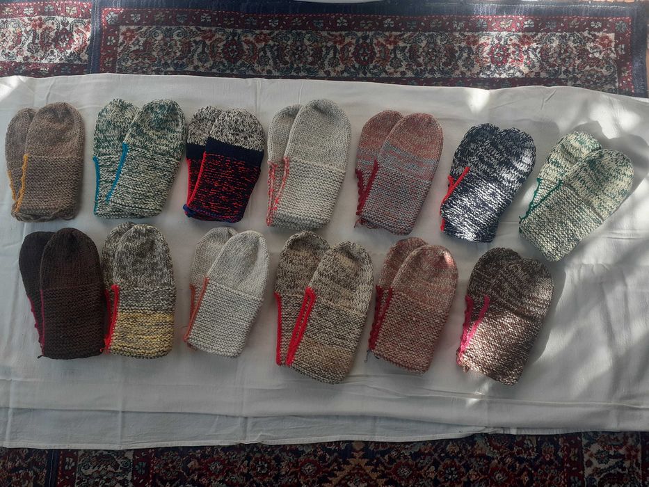 Продавам ръчно изплетени вълнени чорапи и терлици-дамски и детски