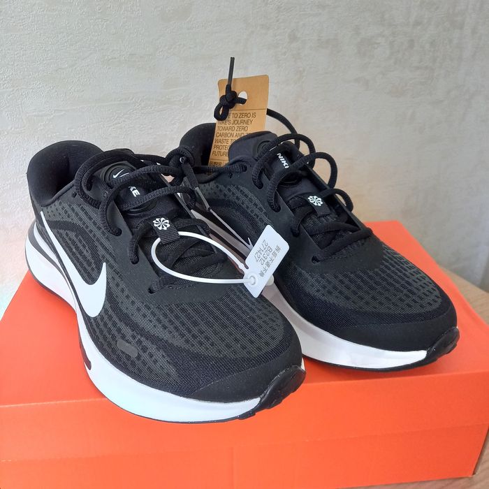 Продам кроссовки новые