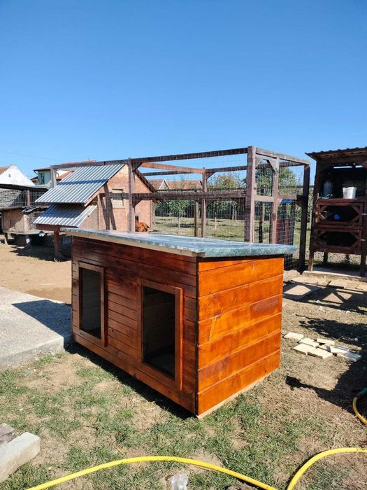 Căsuțe pentru câini la comandă – diverse modele