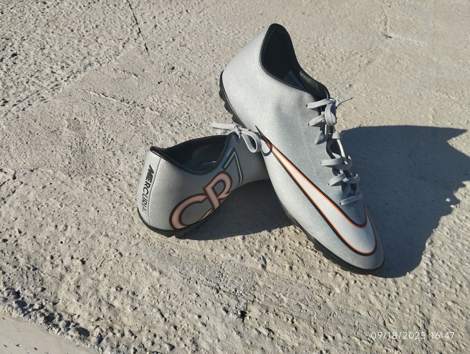 Оригинални обувки за лека атлетика/футбол