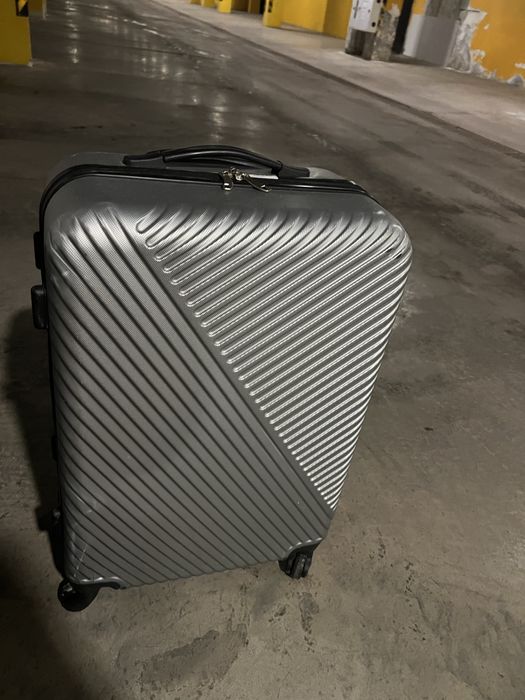 Продам чемодан в отличном состоянии