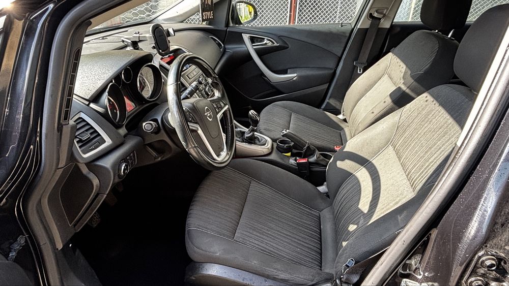 Opel Astra J 2011