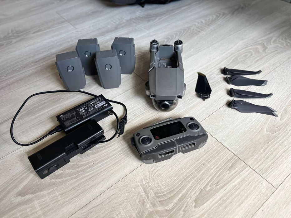 Vand MAVIC 2 Zoom + 4 acumulatori + Hub Incarcare + controller