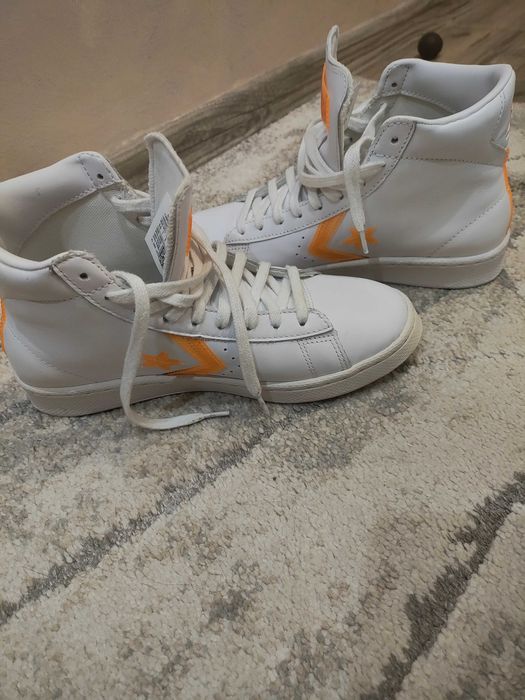 Дамски кецове Converse. В отлично състояние, обувани са веднъж!