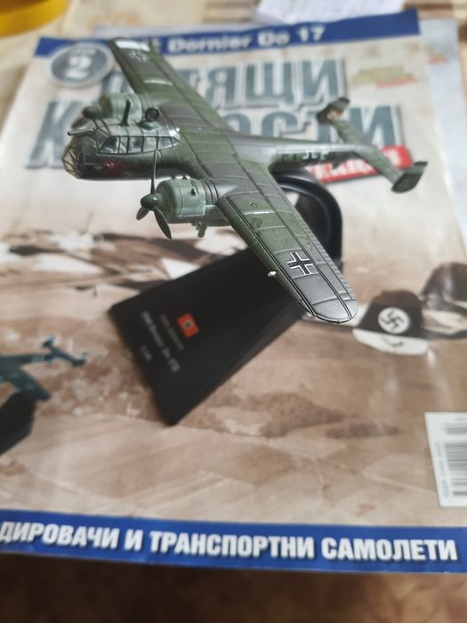 Макети на самолети бойни, влакове и камиони с книжки