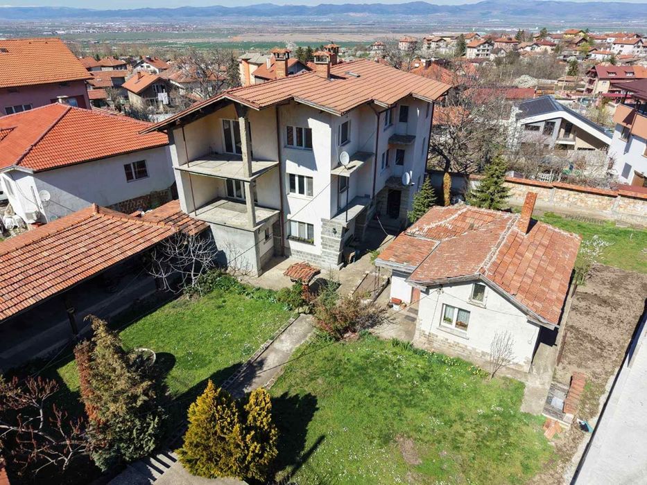 Къща за продажба в с. Лозен