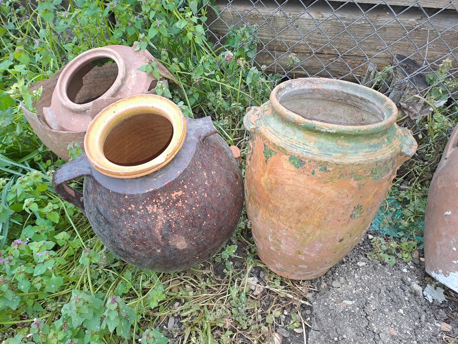 Стари делви, гърнета и стомнички