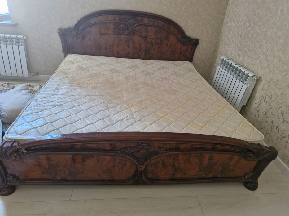 деревянная кровать
